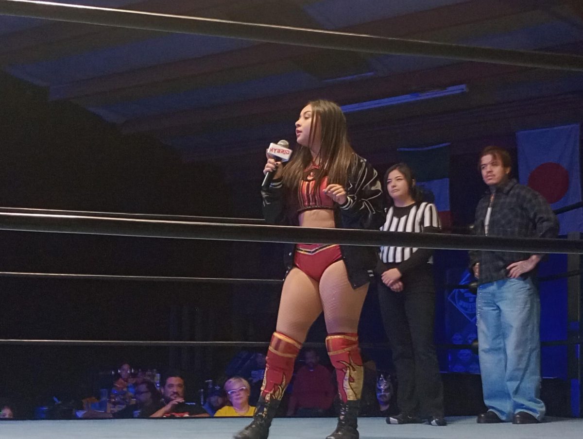 "La Chica Mas Picosa", Kalientita, making her presence and frustration known to both the fans and the talent in the back.